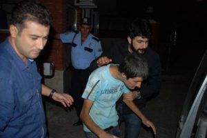 Tokat atan babasını sırtından bıçakladı