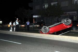 Otomobil tramvay yoluna devrildi