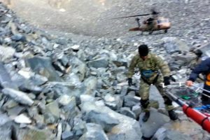 Mahsur kalan dağcı askeri helikopterle kurtarıldı