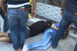Ağlayan eylemciyi kız arkadaşı teselli etti