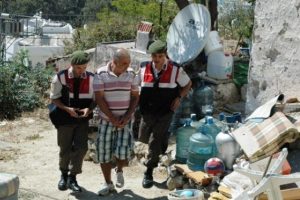 20 yıllık komşusu tarafından soyuldu