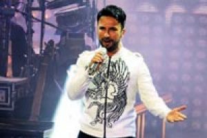 Megastar sahnede ağladı
