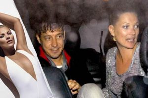 Kate Moss aşk sarhoşu