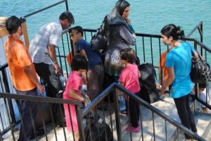 Tekneyle firar eden kaçak göçmenler yakalandı