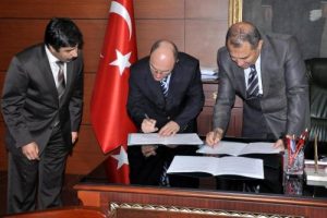 Öğretim üyesi ve avukat kardeşinden eğitime destek