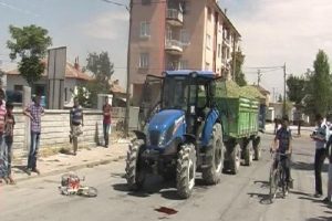 Bisiklete binerken traktör çarptı