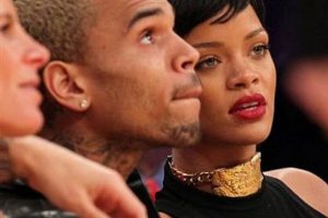 Rihanna'dan Chris'e kolyeli mesaj