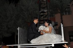 Gelinle damat, eve balkondan girdi
