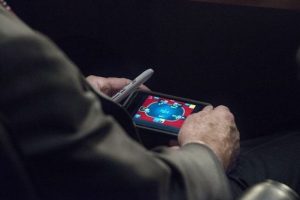Savaş konuşulurken poker oynadı