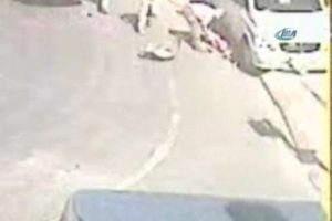 Kaldırımda yürüyen anne-kız böyle ezildi