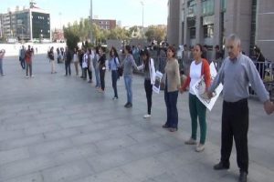 Adalet sarayı önünde zincir oluşturdular