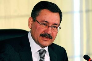 Arabamıza taş atmak milletvekiline yakışmaz