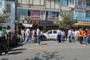 Yeni aldığı motosikletle otomobile çarptı