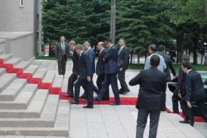Kritik zirve yarım saat rötarla başlıyor