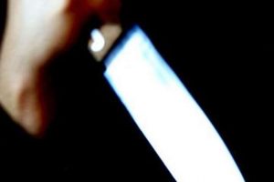 Kendisini aldatan eşini bıçakladı