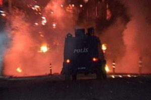 Polislere molotoflu saldırı