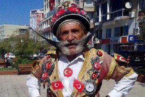 Bıyığı yüzünden iki kişilik bilet alıyor