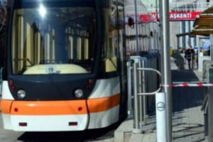 Tramvayın altında can verdi