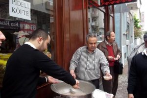 Mudanyalı esnaftan aşure ikramı