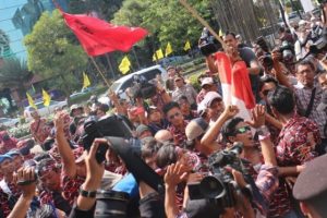 Endonezyalılar'dan Avustralya Büyükelçiliği protestosu