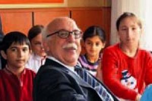 'Hep marş olmaz türkü de öğretin'