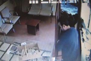 Kara çarşaflı soyguncuyu vatandaşlar yakalamış