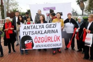 Gezi tutuklularına kırmızı atkı ördüler