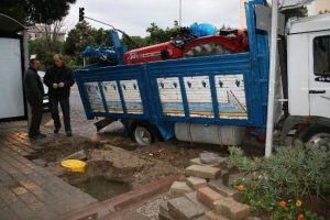 Altyapı çökünce kamyonet yola saplandı