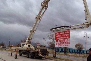 Çılgın aşıktan beton pompası ile evlilik teklifi