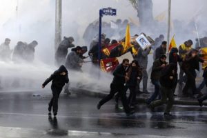 Gösteri yapan gruba polis müdahalesi