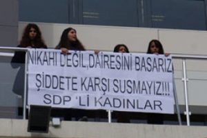 Kadınlar evlendirme dairesini bastı