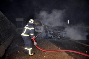 Otomobil alev alev yandı