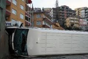 Öğrenci servisi devrildi