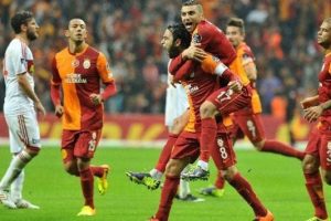 Arena'da sarı kırmızı gece