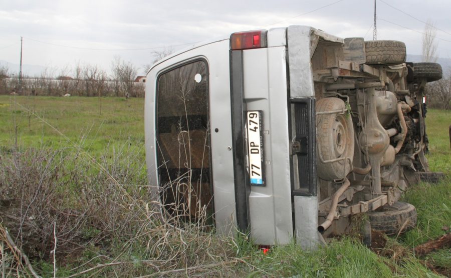 Minibüs tarlaya uçtu: 3 yaralı