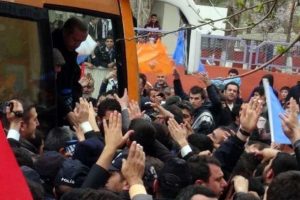 Başbakanı bırakmak istemediler