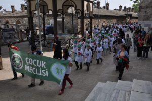 Kent Konseyi çocuklarından 23 Nisan yürüyüşü