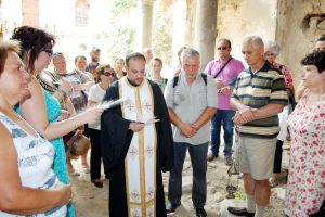 Ölen dedeleri için kilisede dua