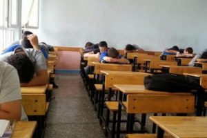 Lisede uyuyan sınıfa inceleme