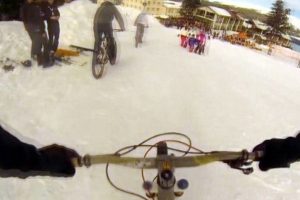 Teleferikle Uludağ'a çıkıp karın üzerinde bisiklet sürdüler