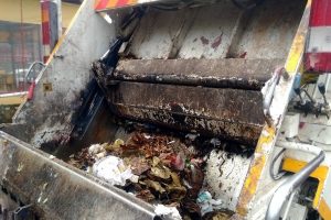 Bursa'da çöp kamyonu bomba gibi patladı