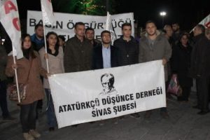 Sivas'ta ADD üyelerinden gazetecilerin tutuklanmasına tepki