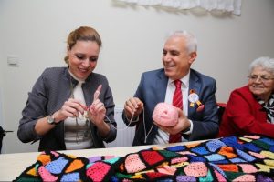 Bursa Nilüfer Belediye Başkanı Bozbey'den Kır Çiçekleri'ne destek