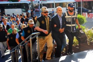 Bursa'da FETÖ'den tutuklanan vali ve emniyet müdürü Kocaeli'ye nakledilecek