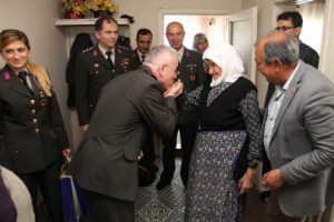 Bursa'da jandarmadan 2 torunu şehit olan Emine Nine'ye ziyaret