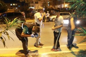 Kavgaya müdahale eden polislere ateş açıldı