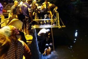 Dereye düşen alkollü genci mahalle sakinleri kurtardı