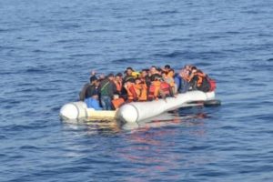Kuşadası Körfezi'nde kaçak göçmen operasyonu