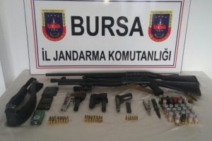 Bursa'da 7 yıldır aranan şahsın gizlendiği yerden cephanelik çıktı