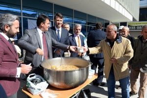 Başkan Dündar Bursalılara aşure dağıttı